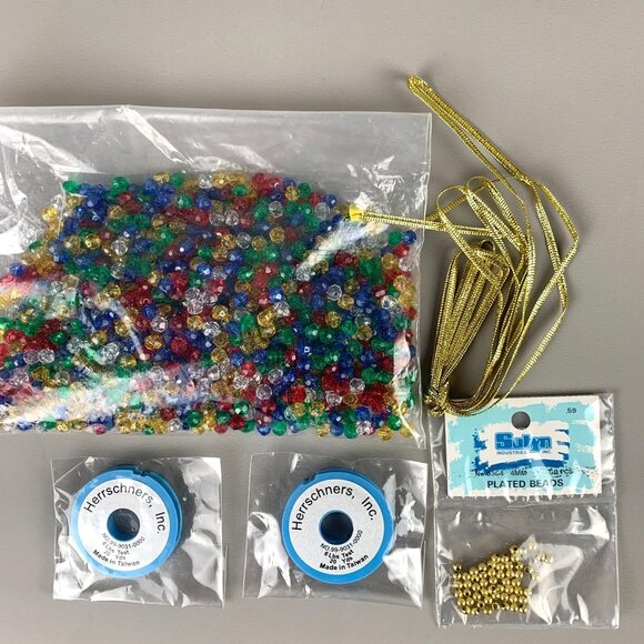 Herrschners Plastic Beaded Gift Box Christmas Ornaments Kit 517285 Makes 4 - Picture 4 of 8